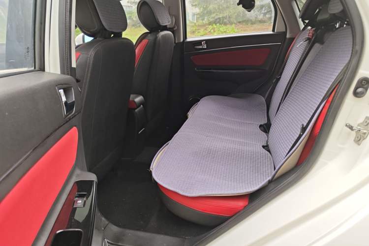 Used BAIC Senova X25 2015 1.5L Manual Elite Edition Interior 2