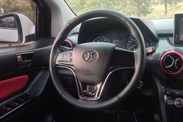 Used BAIC Senova X25 2015 1.5L manual Comfort trim level Interior 2