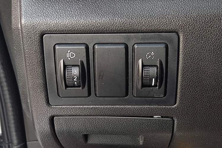 Used BAIC Senova X25 2015 1.5L manual Comfort trim level Interior 6