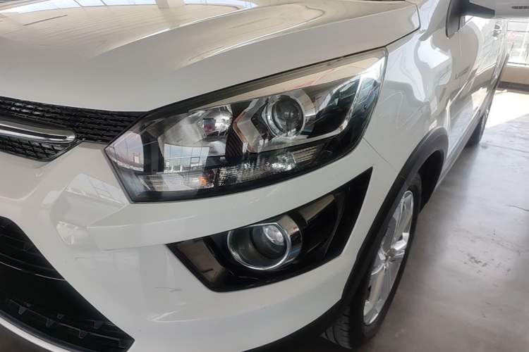 Used BAIC Senova X25 2015 1.5L manual Comfort trim level Left Front Headlight