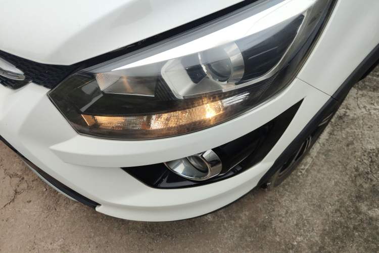 Used BAIC Senova X25 2015 1.5L Manual Elite Edition Left Front Headlight