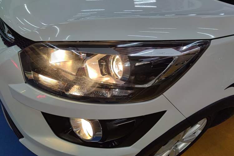 Used BAIC Senova X25 2015 1.5L manual Comfort trim level Left Front Headlight