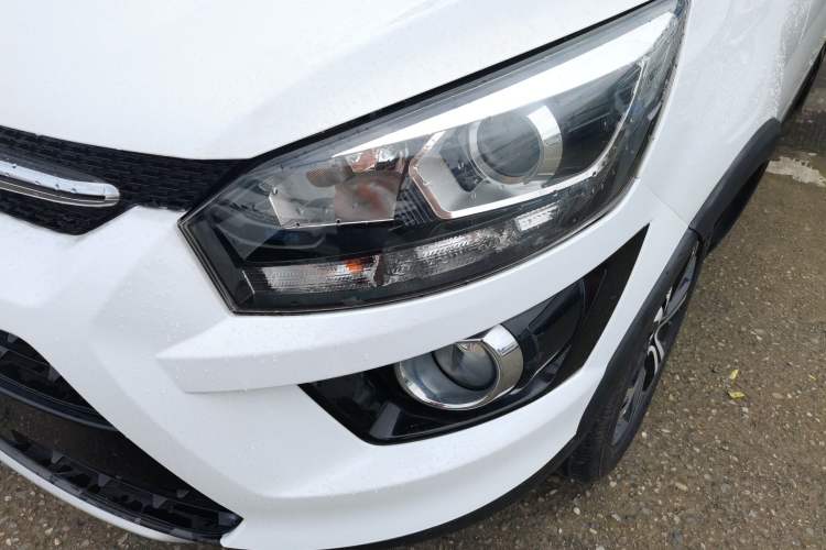 Used BAIC Senova X25 2015 1.5L Manual Elite Edition Left Front Headlight