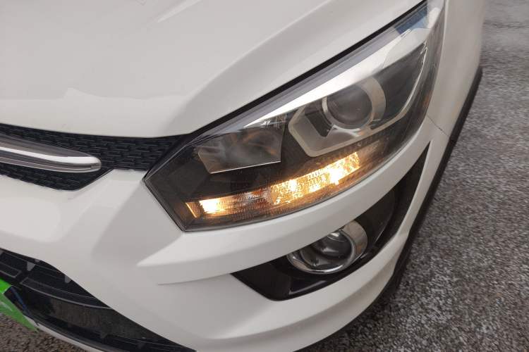 Used BAIC Senova X25 2015 1.5L Automatic Elite Model Left Front Headlight