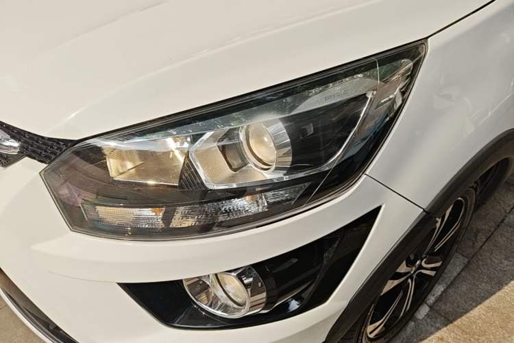 Used BAIC Senova X25 2015 1.5L Automatic Elite Model Left Front Headlight