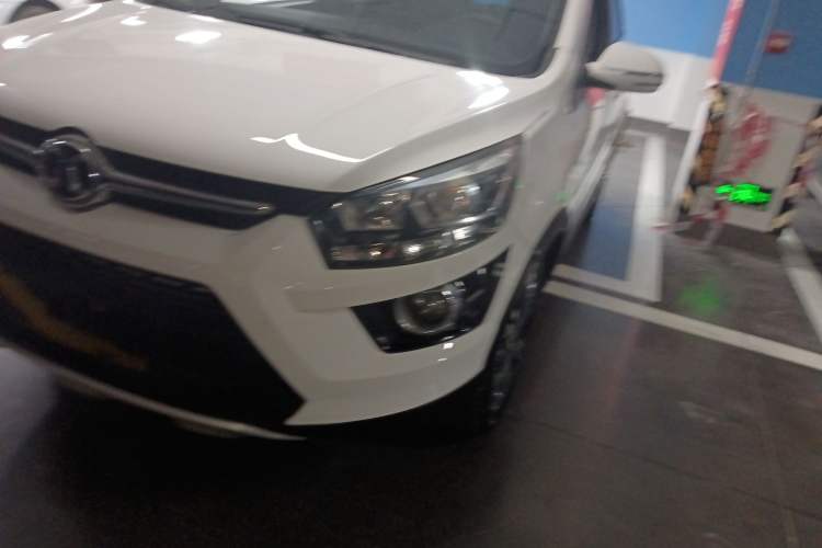 Used BAIC Senova X25 2015 1.5L automatic luxury version Left Front Headlight