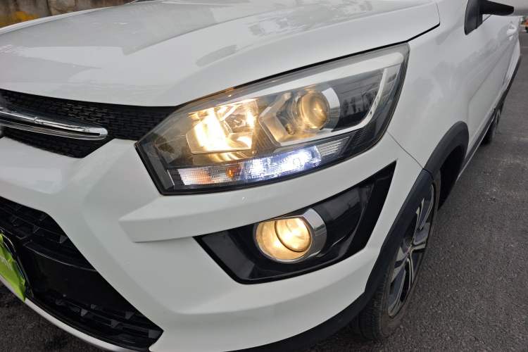 Used BAIC Senova X25 2015 1.5L Automatic Elite Model Left Front Headlight