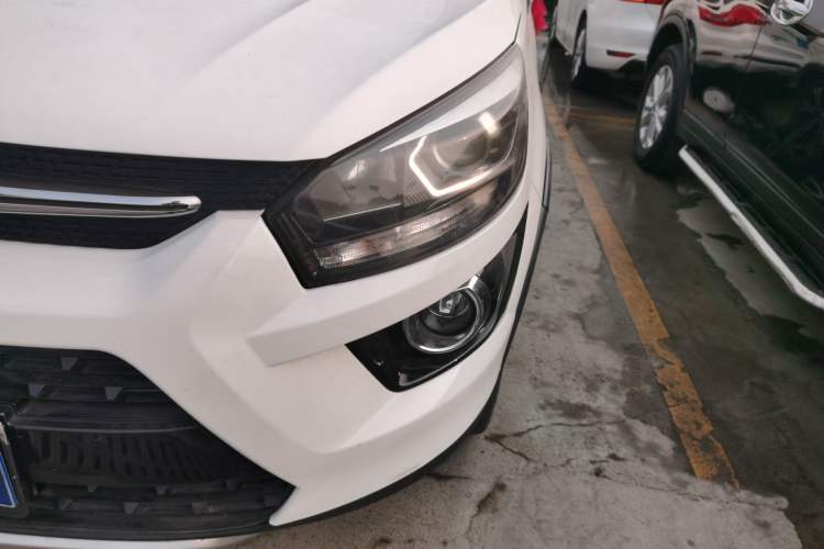 Used BAIC Senova X25 2015 1.5L Automatic Elite Model Left Front Headlight