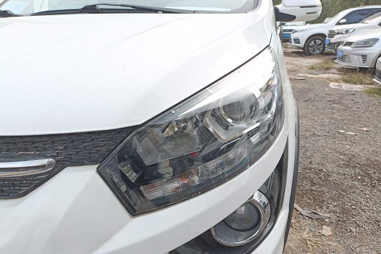 Used BAIC Senova X25 2015 1.5L Manual Elite Edition Left Front Headlight
