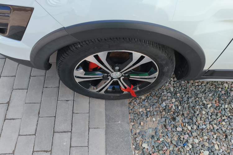 Used BAIC Senova X25 2015 1.5L Automatic Elite Model Left Front Wheel Hub