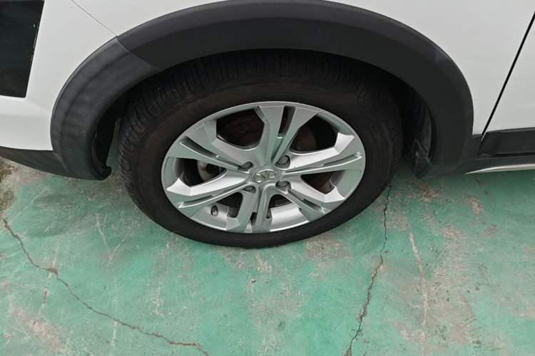 Used BAIC Senova X25 2015 1.5L manual Comfort trim level Left Front Wheel Hub