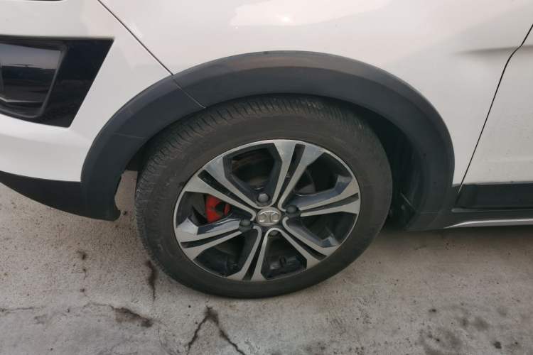 Used BAIC Senova X25 2015 1.5L Automatic Elite Model Left Front Wheel Hub