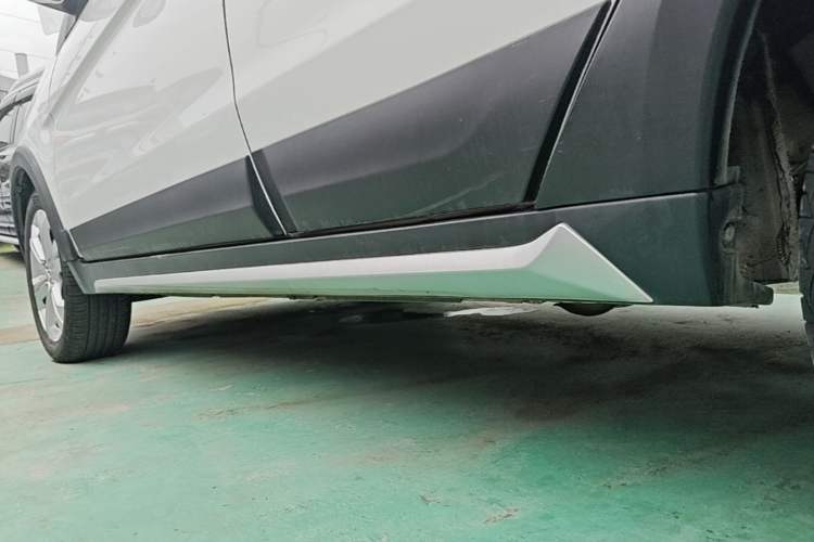 Used BAIC Senova X25 2015 1.5L manual Comfort trim level Left Side Sill