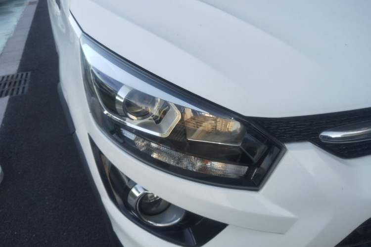Used BAIC Senova X25 2015 1.5L Automatic Elite Model Right Front Headlight
