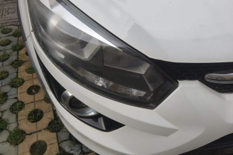 Used BAIC Senova X25 2015 1.5L Automatic Elite Model Right Front Headlight