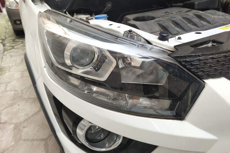 Used BAIC Senova X25 2015 1.5L Manual Elite Edition Right Front Headlight