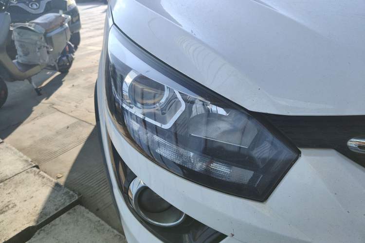 Used BAIC Senova X25 2015 1.5L manual Comfort trim level Right Front Headlight