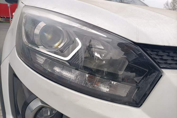 Used BAIC Senova X25 2015 1.5L Automatic Elite Model Right Front Headlight