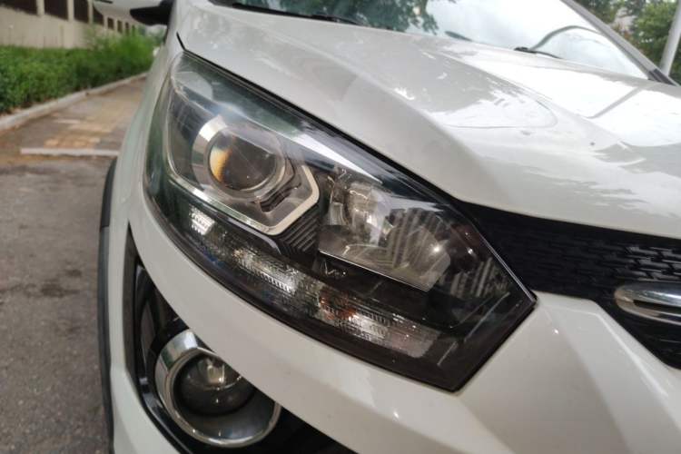 Used BAIC Senova X25 2015 1.5L Manual Elite Edition Right Front Headlight