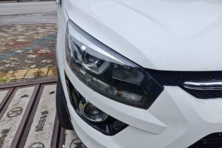 Used BAIC Senova X25 2015 1.5L manual Comfort trim level Right Front Headlight