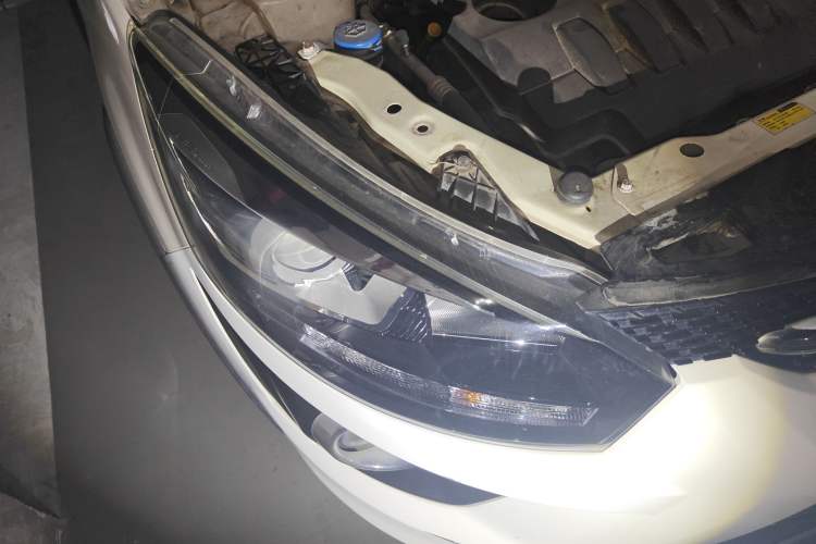 Used BAIC Senova X25 2015 1.5L Automatic Elite Model Right Front Headlight