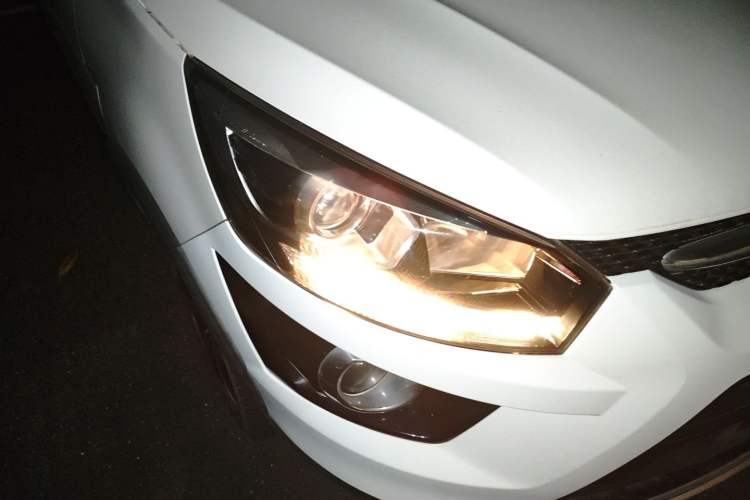 Used BAIC Senova X25 2015 1.5L Automatic Elite Model Right Front Headlight