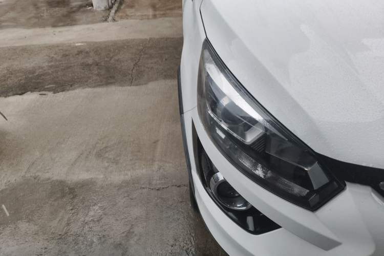 Used BAIC Senova X25 2015 1.5L Manual Elite Edition Right Front Headlight