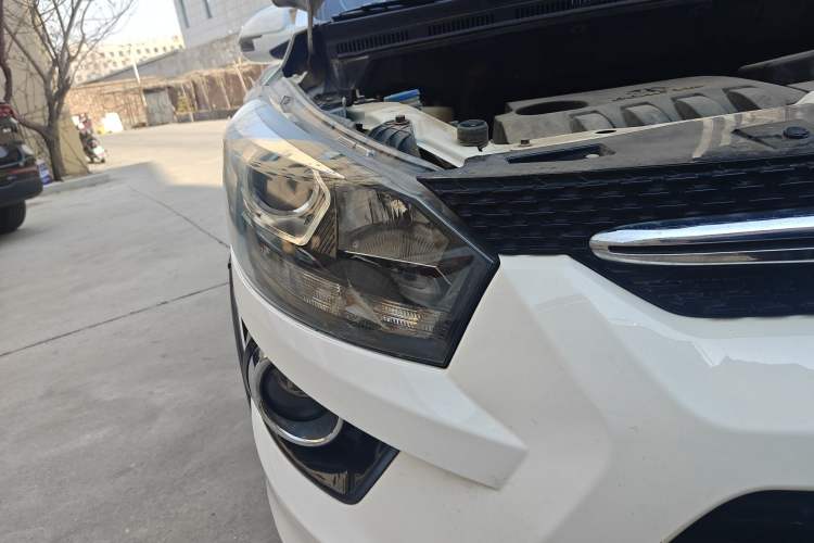 Used BAIC Senova X25 2015 1.5L Manual Elite Edition Right Front Headlight