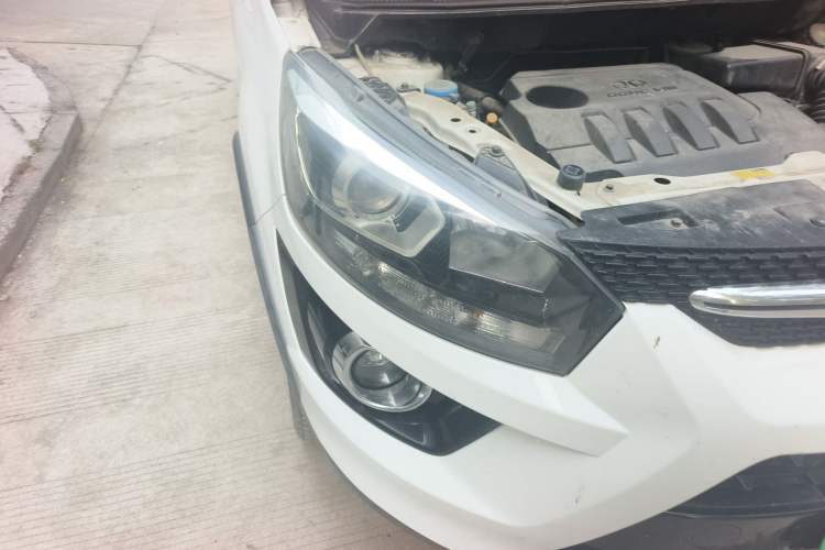 Used BAIC Senova X25 2015 1.5L Automatic Elite Model Right Front Headlight