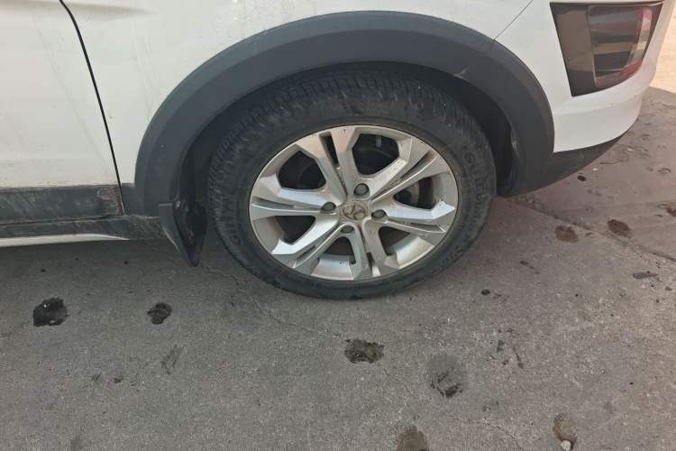 Used BAIC Senova X25 2015 1.5L manual Comfort trim level Right Front Wheel Hub
