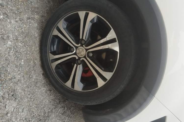 Used BAIC Senova X25 2015 1.5L Automatic Elite Model Right Front Wheel Hub