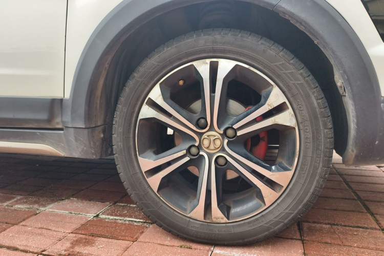 Used BAIC Senova X25 2015 1.5L Automatic Elite Model Right Front Wheel Hub