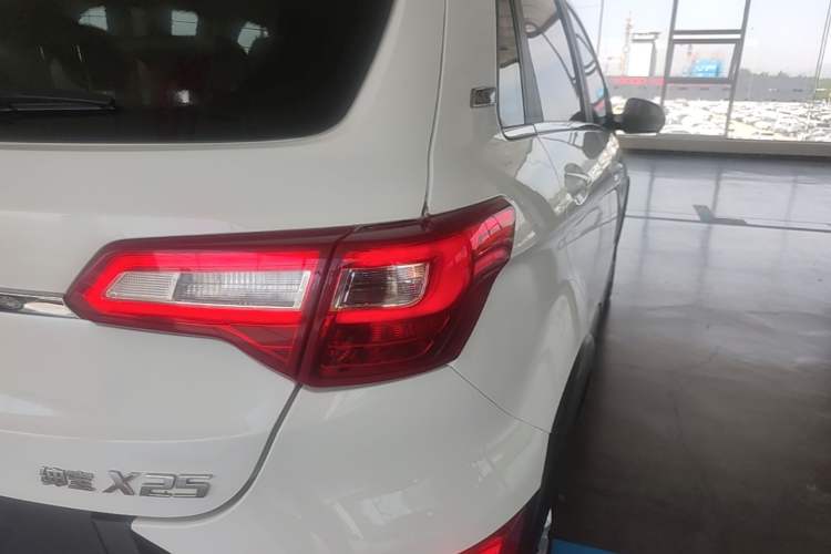 Used BAIC Senova X25 2015 1.5L manual Comfort trim level Right Rear Taillight