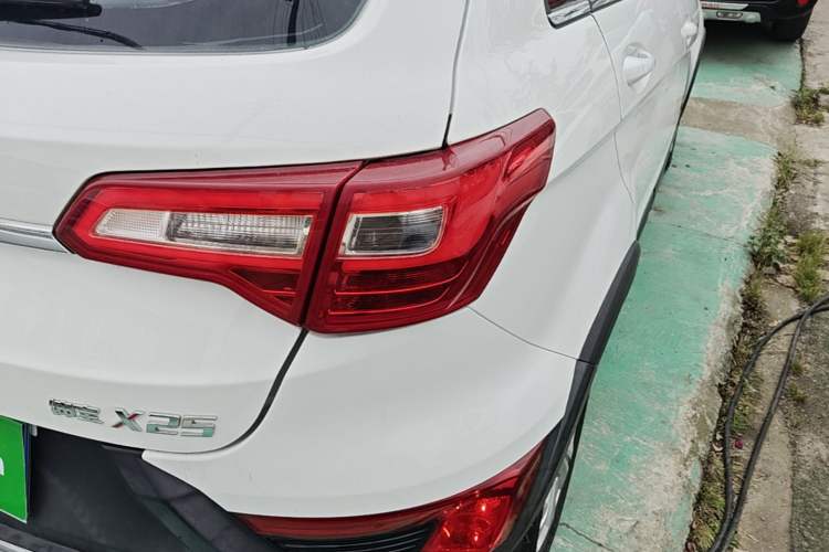 Used BAIC Senova X25 2015 1.5L manual Comfort trim level Right Rear Taillight