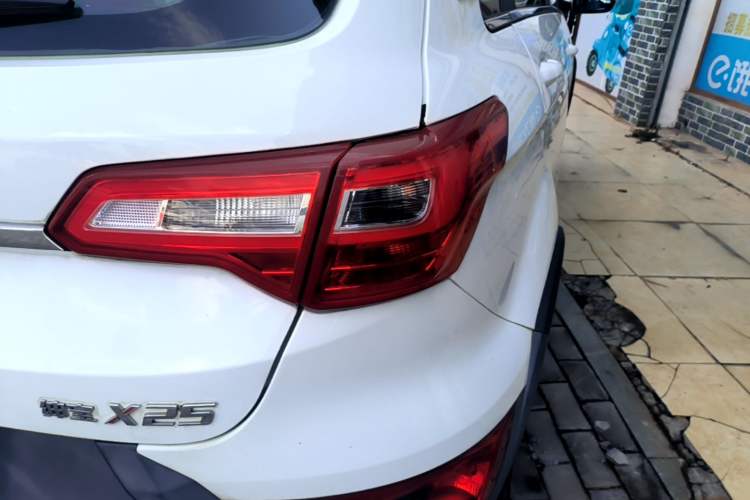 Used BAIC Senova X25 2015 1.5L manual Comfort trim level Right Rear Taillight