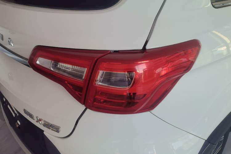 Used BAIC Senova X25 2015 1.5L automatic luxury version Right Rear Taillight