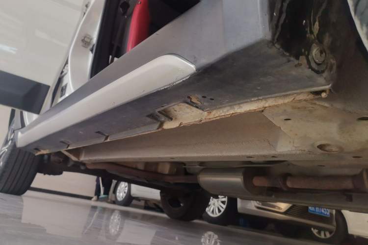 Used BAIC Senova X25 2015 1.5L automatic luxury version Right Side Sill