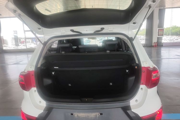 Used BAIC Senova X25 2015 1.5L manual Comfort trim level Trunk