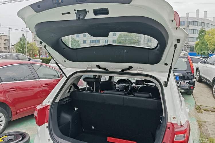 Used BAIC Senova X25 2015 1.5L manual Comfort trim level Trunk