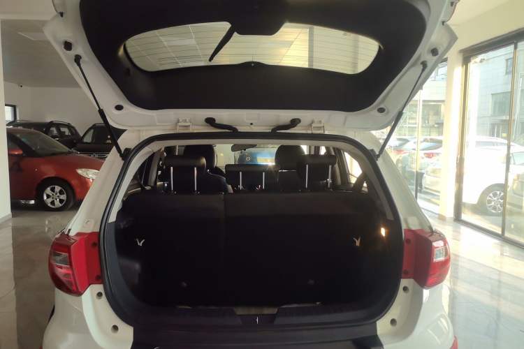 Used BAIC Senova X25 2015 1.5L automatic luxury version Trunk