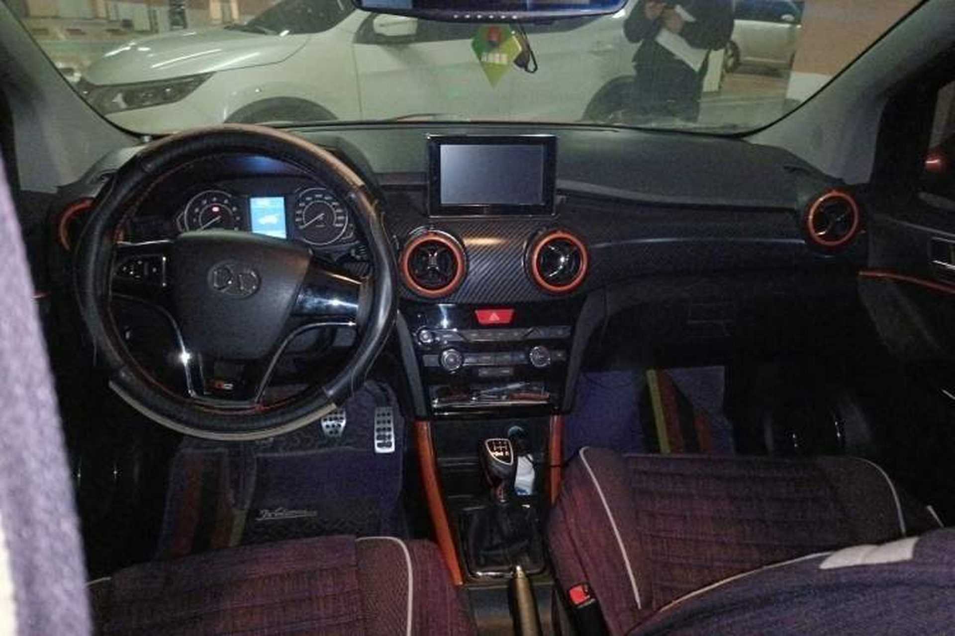 Used BAIC Senova X25 2015 1.5L Manual Elite Edition Center Console