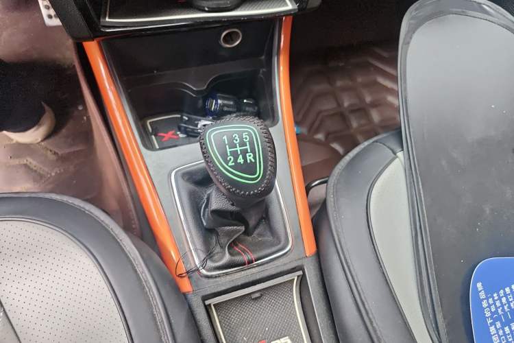 Used BAIC Senova X25 2015 1.5L Manual Elite Edition Gear Lever