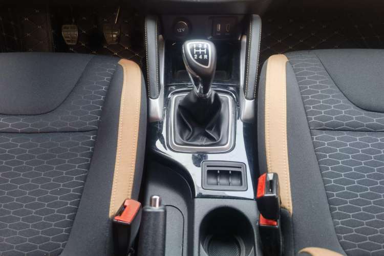 Used BAIC Senova X35 2016 1.5L Manual Elite Edition Interior 4