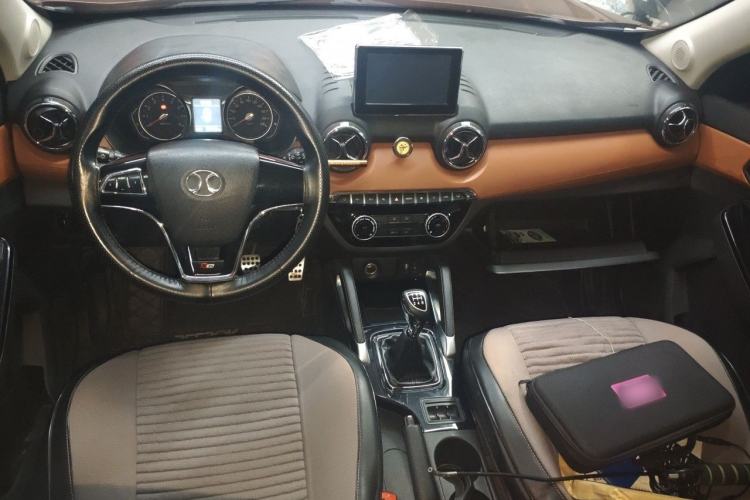 Used BAIC Senova X35 2016 1.5L Manual Luxury Edition Center Console