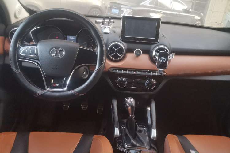 Used BAIC Senova X35 2016 1.5L Manual Luxury Edition Center Console