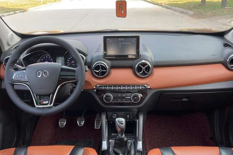 Used BAIC Senova X35 2016 1.5L Manual Luxury Edition Center Console