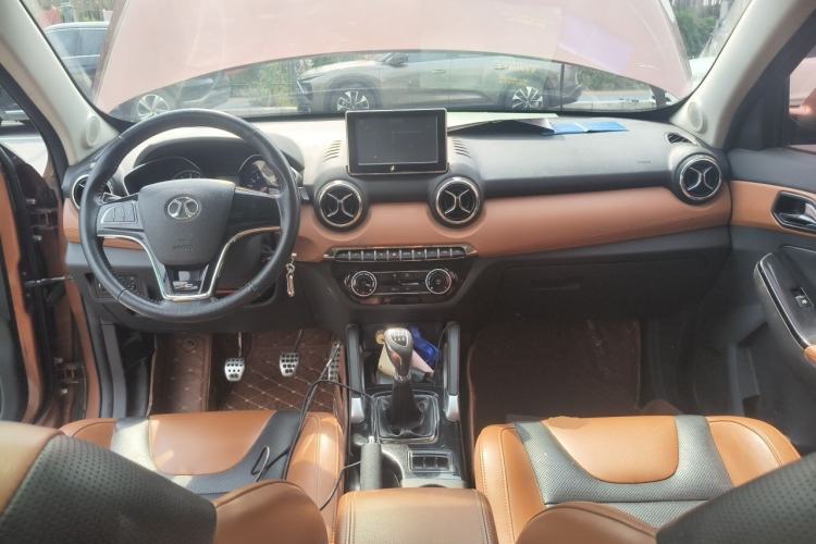 Used BAIC Senova X35 2016 1.5L Manual Luxury Edition Center Console