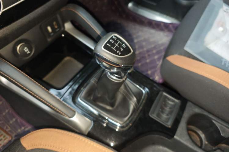 Used BAIC Senova X35 2016 1.5L Manual Elite Edition Gear Lever
