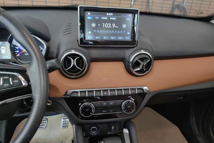 Used BAIC Senova X35 2016 1.5L Automatic Luxury Edition Audio And AC Panel
