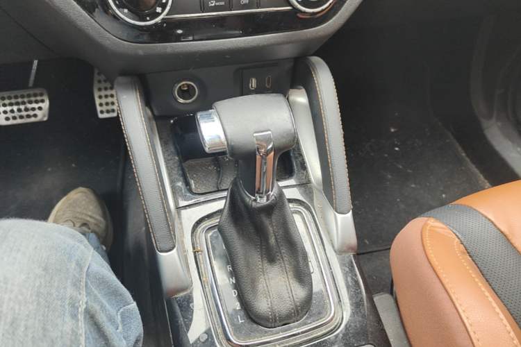 Used BAIC Senova X35 2016 1.5L Automatic Luxury Edition Gear Lever